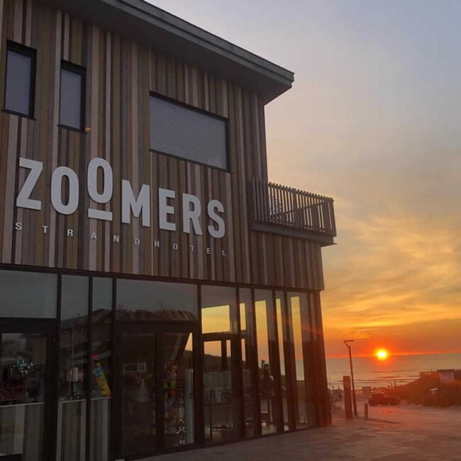 zonsondergang strandhotel zoomers in castricum aan zee