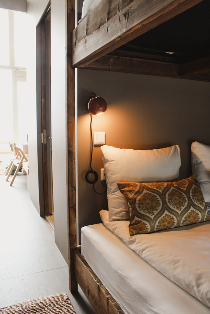 sfeerimpressie van ons auping bed in de strandhuisjes