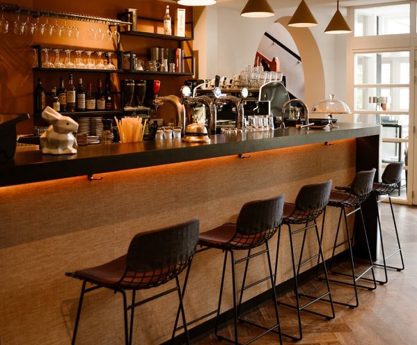 Sfeerimpressie lobby bos hotelkamers